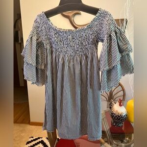 $125 Elan smocked mini dress with flowy raw edge sleeves, gray & white. Sz M / L